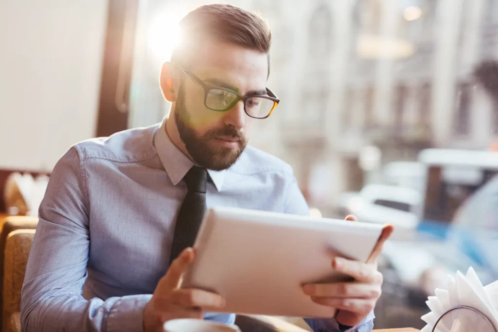 Profissional conferindo a PER/DCOMP Web no tablet usando a checklist gratuita para evitar erros na transmissão.