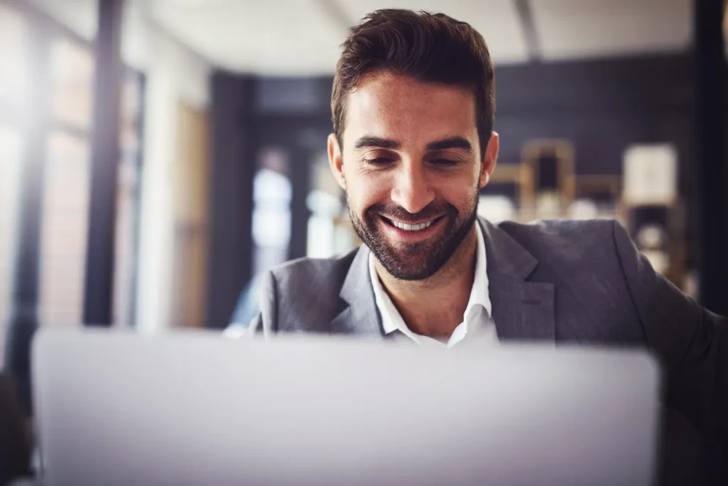 Profissional contábil analisando lançamentos de IBS, CBS e split payment na Reforma Tributária