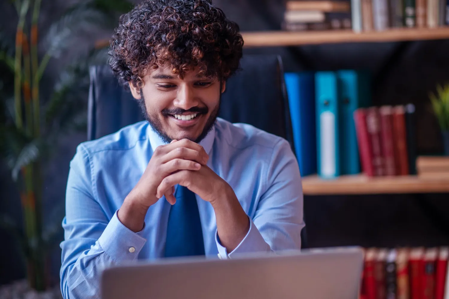 Aluno da Escola Superior estudando artigo sobre formação de preço na reforma tributária com IBS e CBS