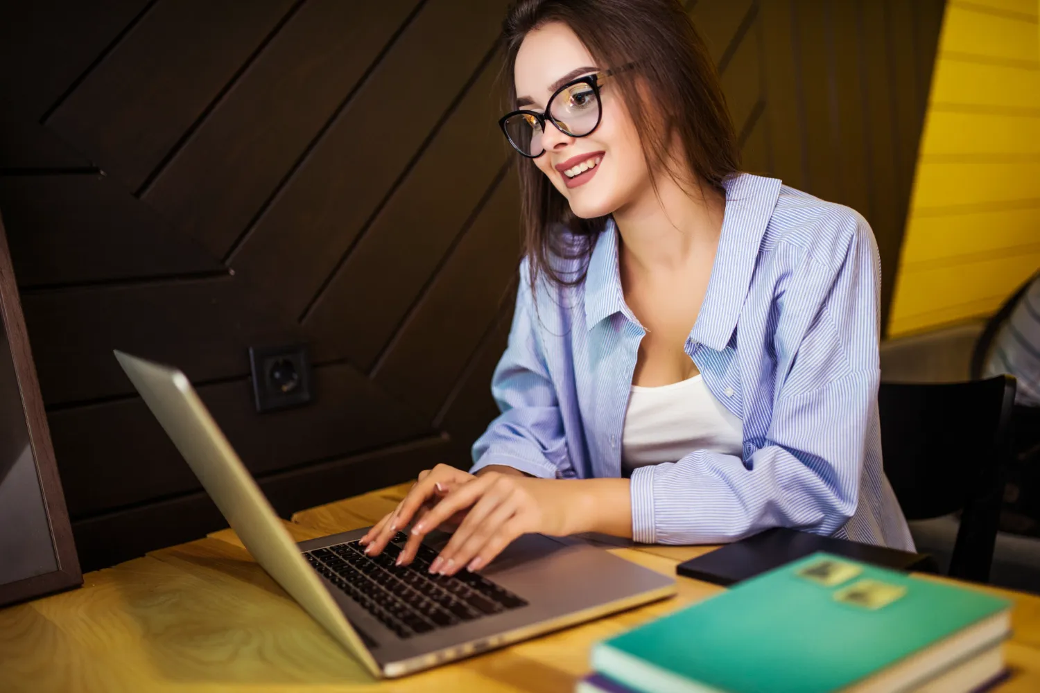 Profissional usando notebook, representando artigo sobre processos trabalhistas no eSocial e ECD 2026