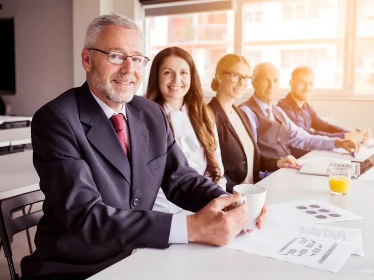 Professor e alunos em ambiente corporativo representando a nova turma do curso Especialista em Reforma Tributária da ESNC