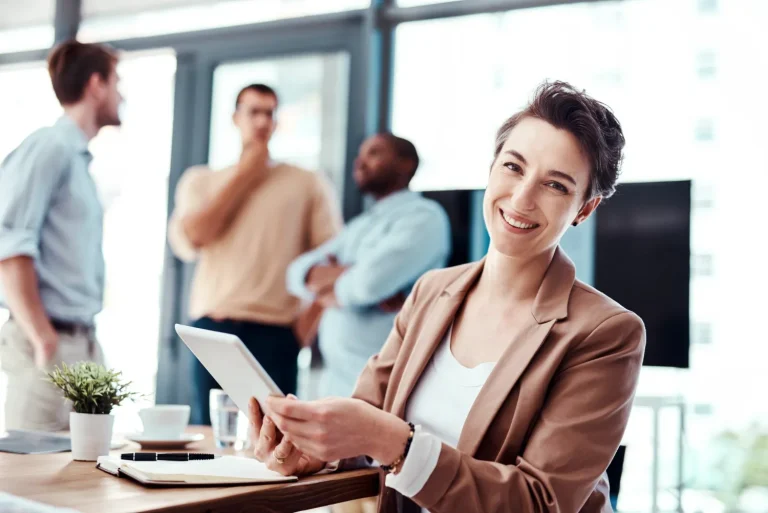Profissional em ambiente corporativo representando negociação entre compradores e vendedores com riscos de NCM errada no IBS e CBS