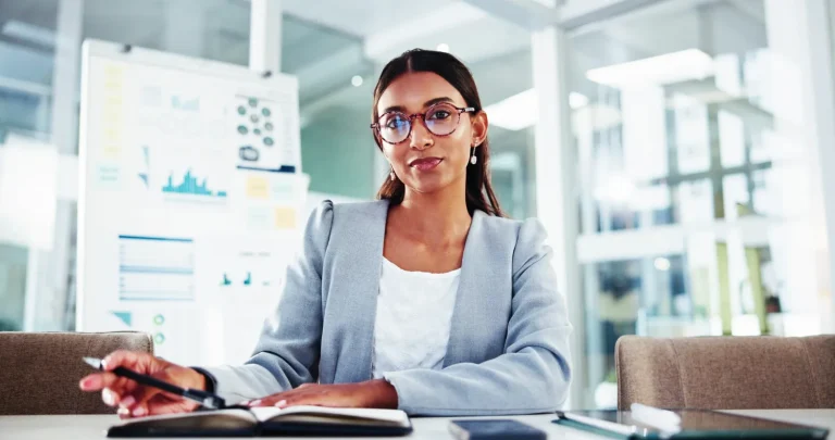 Profissional contábil em ambiente corporativo estudando para a Capacitação Avançada em IFRS e Demonstrações Contábeis com Eugênio Montoto na Escola Superior
