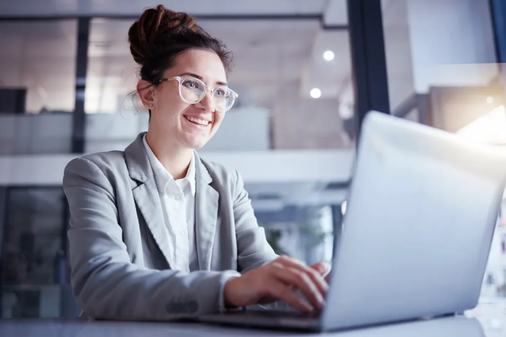 Profissional analisando dados da ECF 2026 e Transfer Pricing para cruzamentos da Receita em operações intercompany