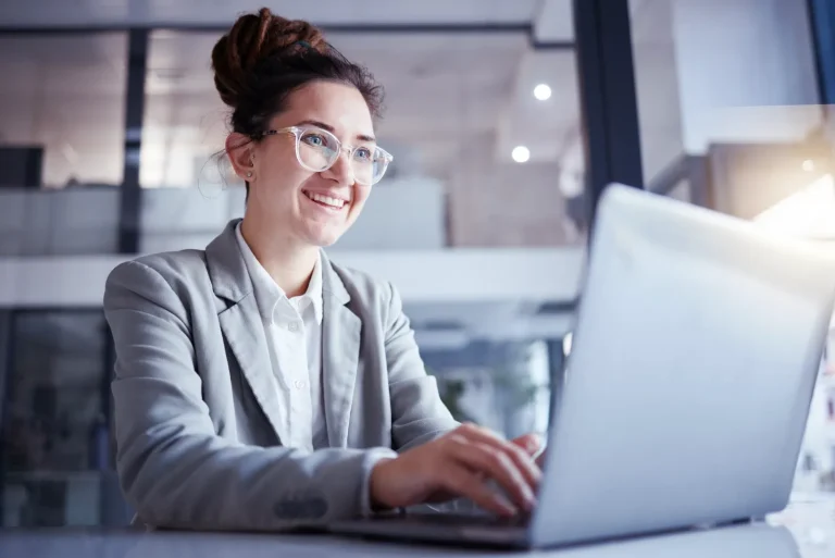 Profissional analisando dados da ECF 2026 e Transfer Pricing para cruzamentos da Receita em operações intercompany