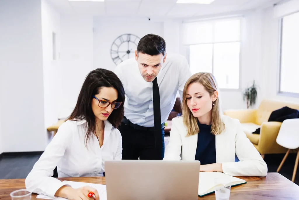 Equipe de contadores em reunião analisa o balanço da reforma tributária no 1º semestre de 2026