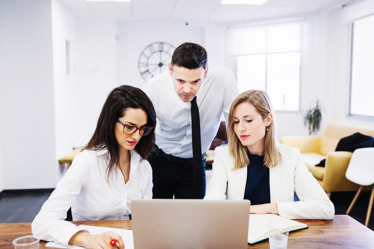 Equipe de contadores em reunião analisa o balanço da reforma tributária no 1º semestre de 2026
