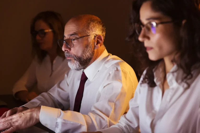 Profissionais contábeis em reunião analisando o Regulamento da CBS — Decreto 12.955/2026, Escola Superior.