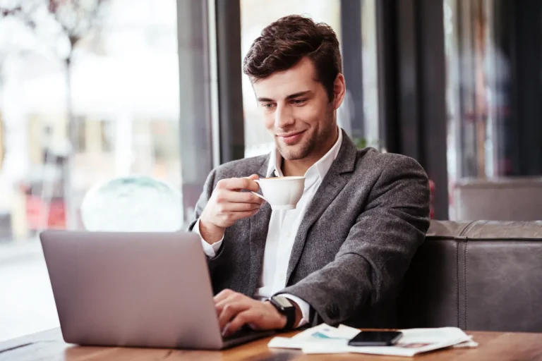 Profissional analisando dados fiscais no notebook para revisar a ECF Leiaute 12 e o Manual 2026