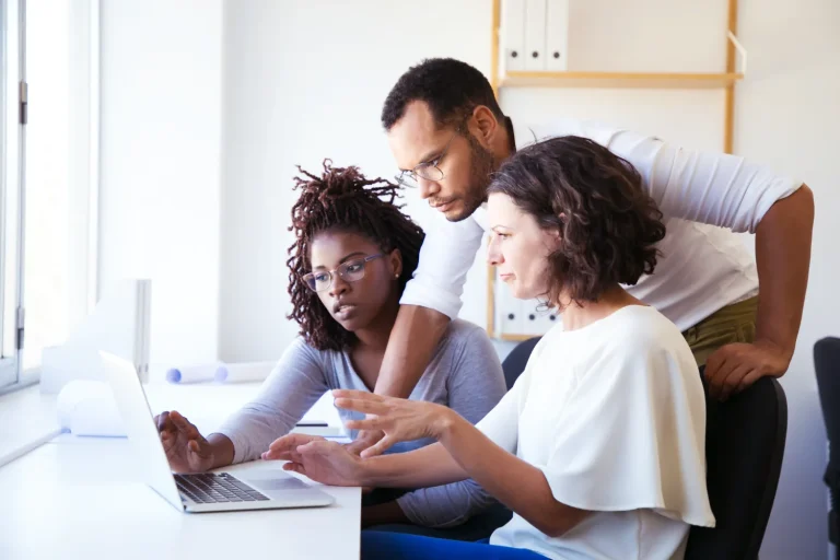 Equipe fiscal analisando no computador rejeições de NF-e com IBS e CBS na Reforma Tributária