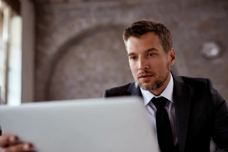 Profissional analisando no computador informações sobre as alíquotas reduzidas do IBS e da CBS