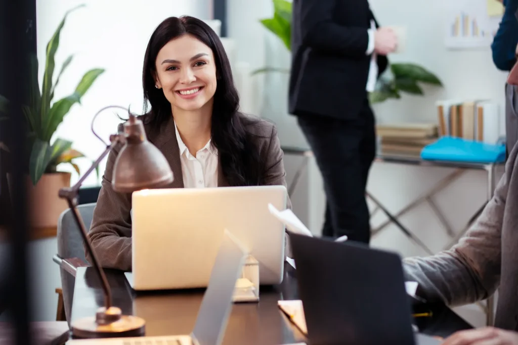 Contadora analisando IBS e CBS no Simples Nacional durante atendimento empresarial
