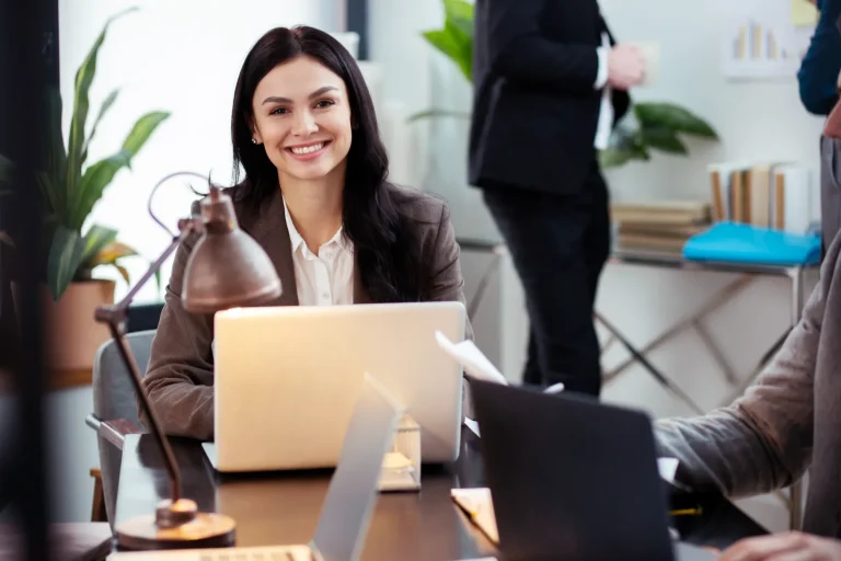 Contadora analisando IBS e CBS no Simples Nacional durante atendimento empresarial