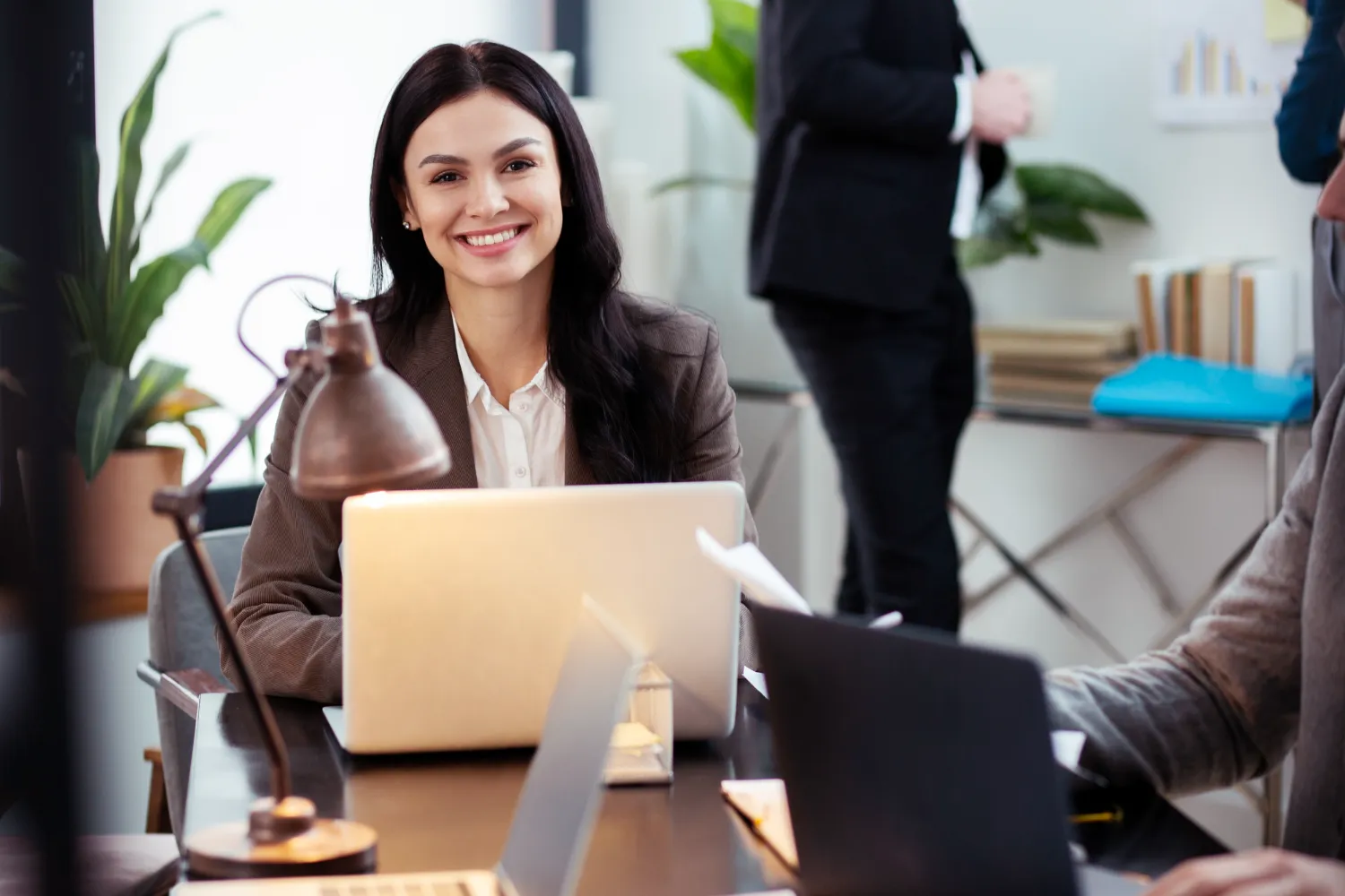 Contadora analisando IBS e CBS no Simples Nacional durante atendimento empresarial