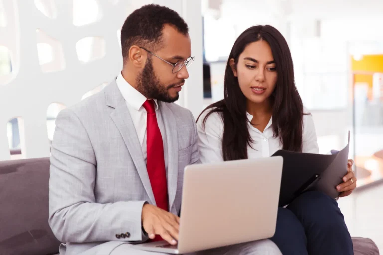 Profissionais analisam demonstrações financeiras e a classificação de receitas e despesas conforme IFRS 18 e CPC 51