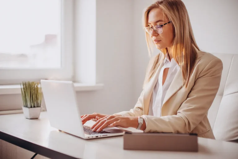 Profissional analisando no notebook uma operação com IBS e CBS na Reforma Tributária