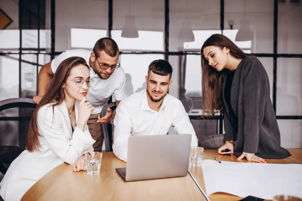 Equipe contábil analisando demonstrações financeiras em notebook para a primeira adoção da IFRS 18 e CPC 51