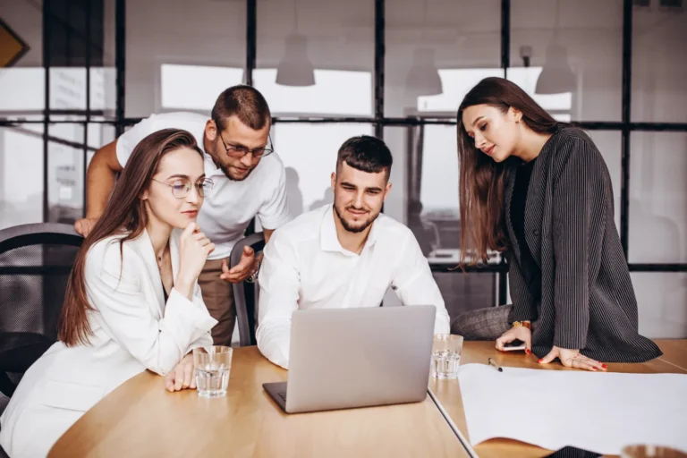 Equipe contábil analisando demonstrações financeiras em notebook para a primeira adoção da IFRS 18 e CPC 51