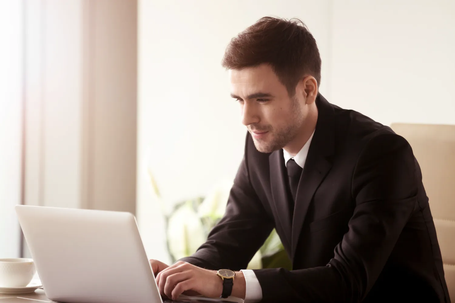 Homem trabalhando no notebook sobre IRRF em plataformas digitais e marketplaces