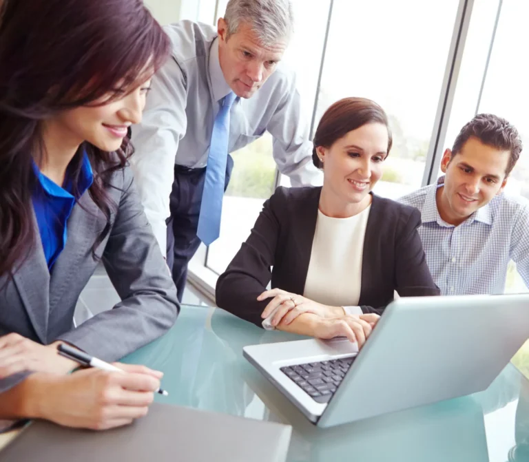 Equipe contábil analisando no notebook lançamentos de IBS, CBS, split payment e créditos tributários