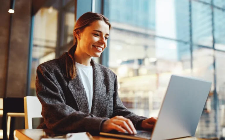 Profissional analisando no notebook informações sobre o local da operação no IBS e na CBS