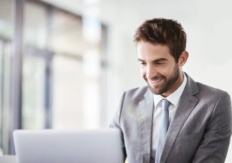 Profissional analisando no notebook informações sobre operações não onerosas com IBS e CBS