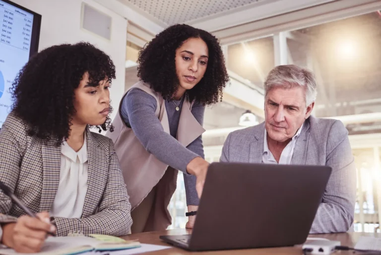 Equipe de Departamento Pessoal analisando informações no notebook sobre eSocial S-1.3 e folha de pagamento