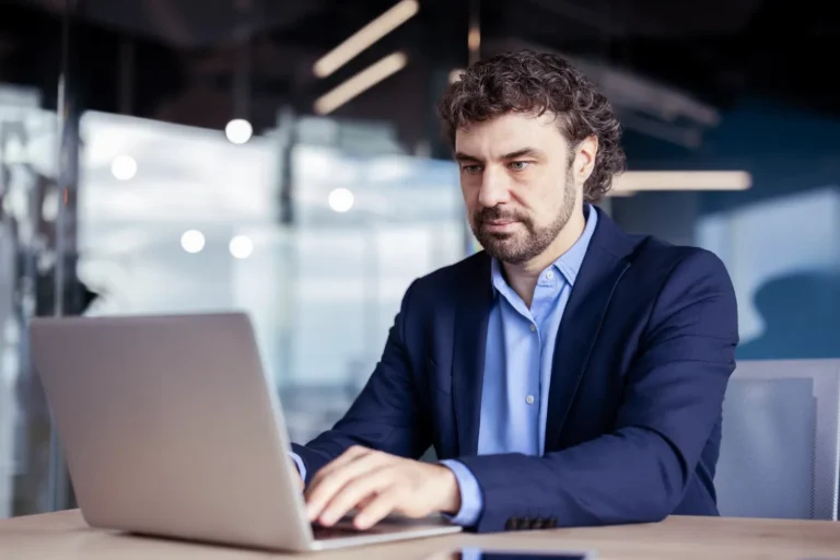Profissional analisando no notebook os efeitos da IFRS 18 e do CPC 51 na apuração do Lucro Real