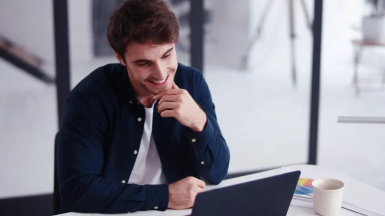 Empreendedor analisando no notebook informações sobre MEI, Simples Nacional, IBS, CBS e retenções na Reforma Tributária