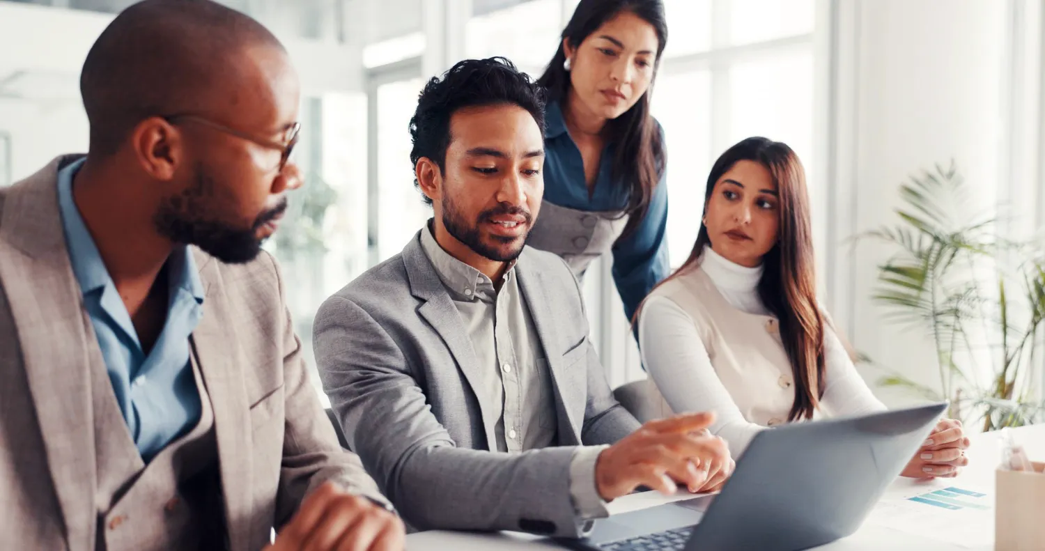Equipe analisando no notebook a emissão de NFS-e com IBS e CBS na Reforma Tributária