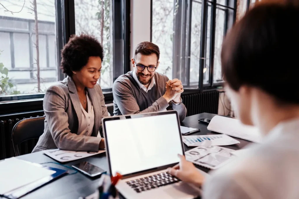 Equipe de RH analisando informações sobre NR-1, auditoria de folha e eSocial em reunião de trabalho