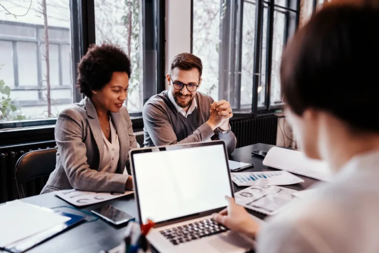 Equipe de RH analisando informações sobre NR-1, auditoria de folha e eSocial em reunião de trabalho
