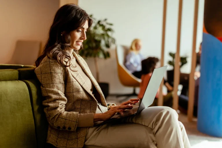 Profissional analisando no notebook informações sobre provisão trabalhista e IR diferido no fechamento contábil