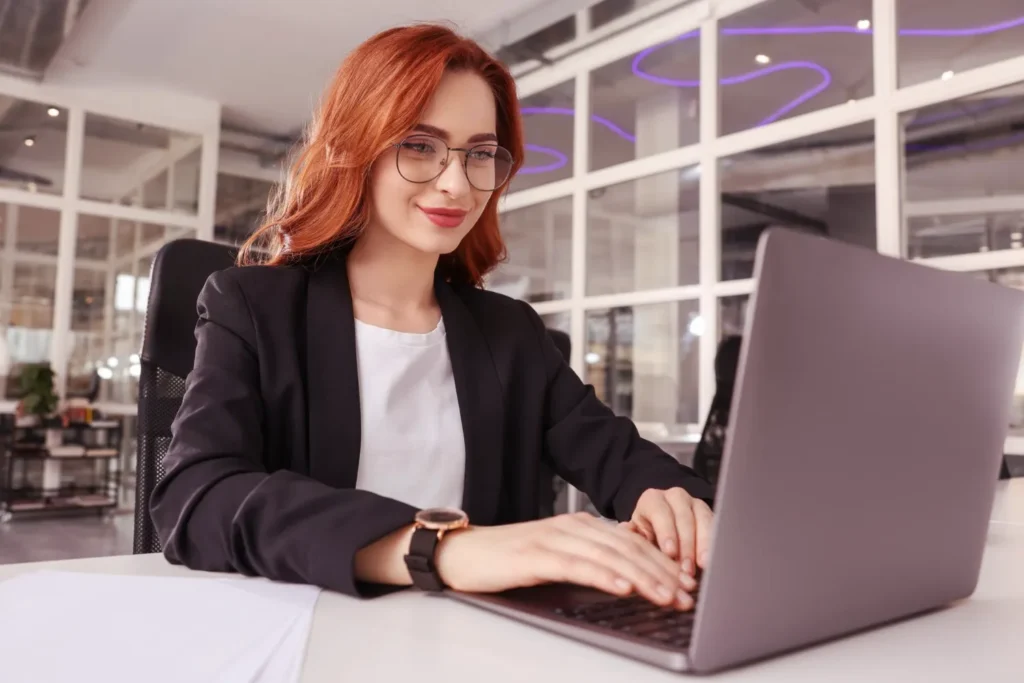 Profissional analisando no notebook o fluxo de caixa e a conciliação contábil do split payment