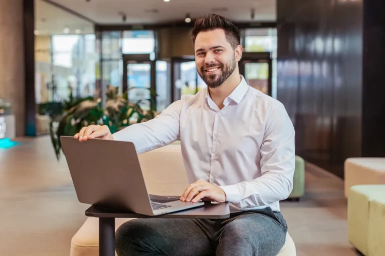 Profissional de controladoria revisa no notebook o balancete de suspensão do Lucro Real, comparando IRPJ e CSLL acumulados com as estimativas